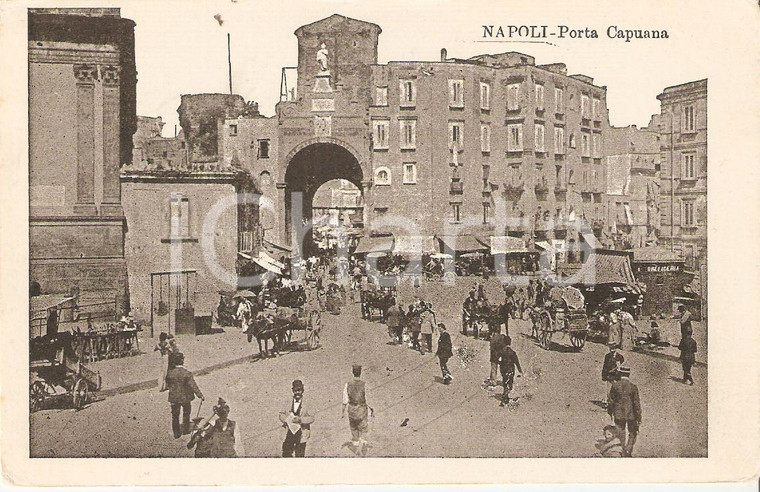 1902 NAPOLI Napoletani a passeggio a PORTA CAPUANA *Cartolina FP VG