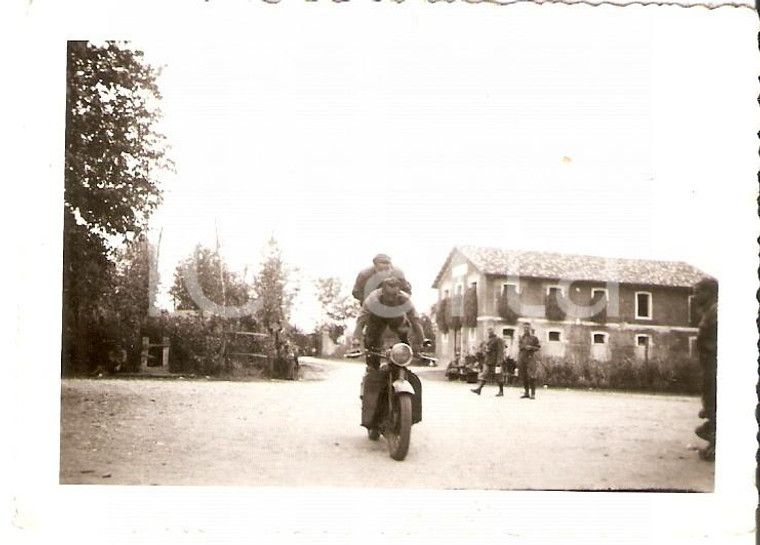 1940 ca 7° Reggimento Bersaglieri Mario ANGIOLINI Piramide umana sulla moto Foto