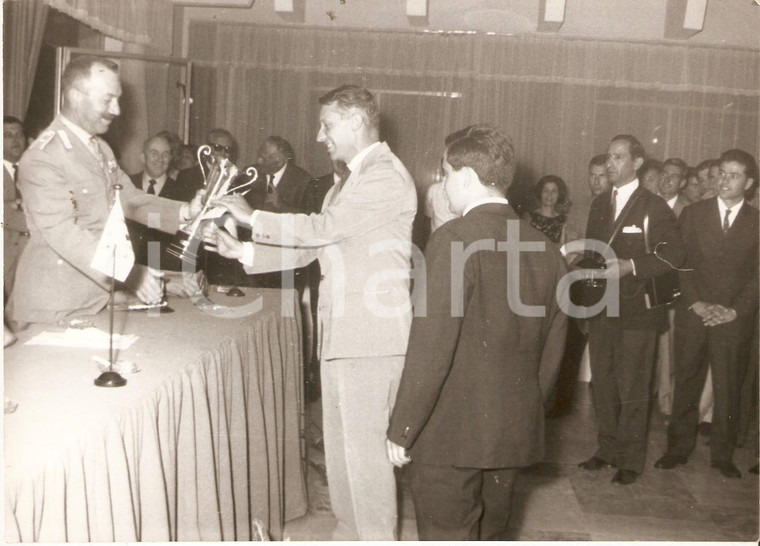 1970 ca JOLLY CLUB Generale consegna premio a Roberto ANGIOLINI *Foto