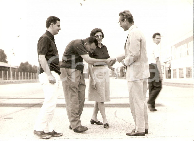 1965 ca AUTODROMO MONZA Mario ANGIOLINI stringe mano a giudice di gara *Foto