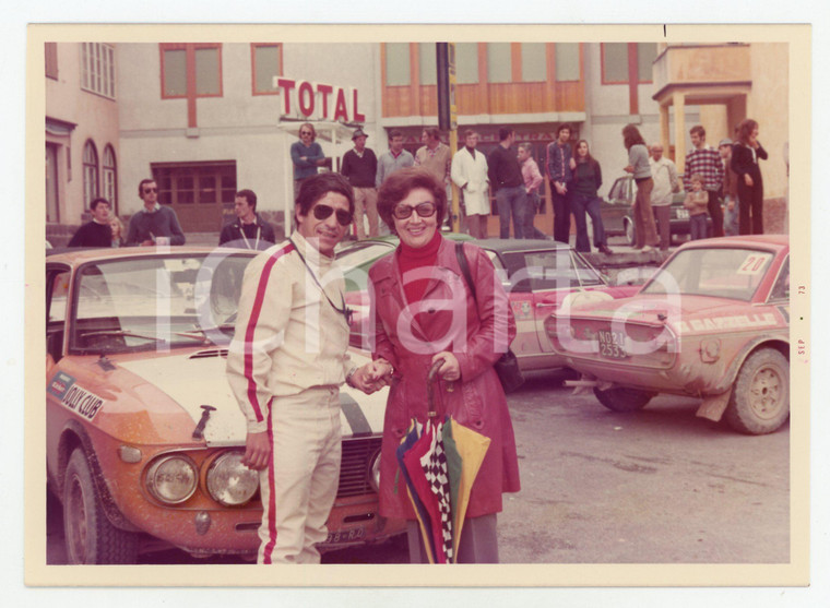 1972 JOLLY CLUB Renata ANGIOLINI stringe mano a un pilota di RALLY *Foto KODAK