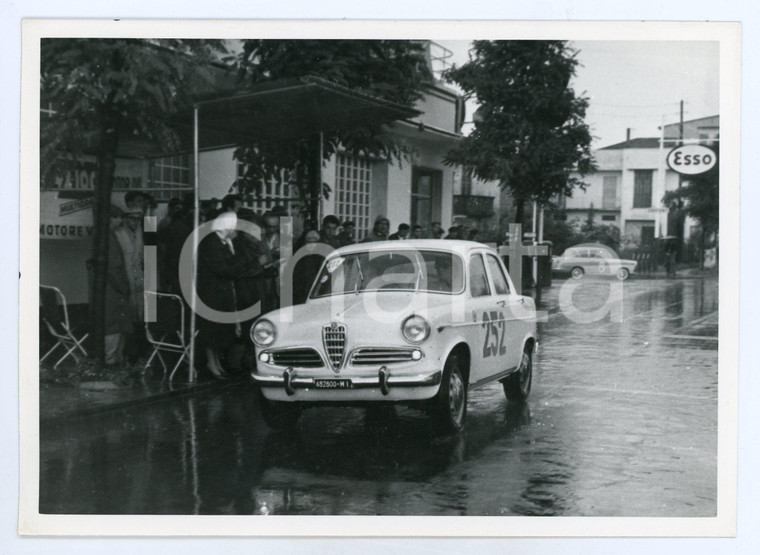 1965 ca JOLLY CLUB Alfa Romeo e distributore ESSO *Foto RALLY