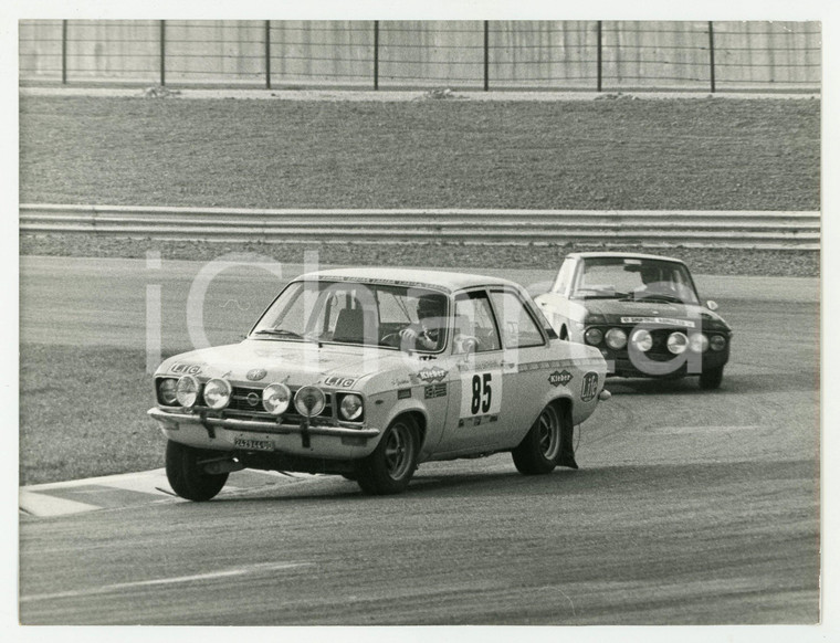 1970 ca RALLY Lancia Fulvia coupé insegue OPEL Kadett durante gara *Foto