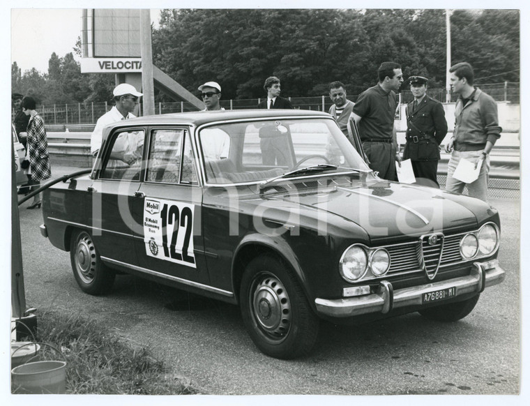 1966 8° MOBIL ECONOMY RUN Meccanici controllano ALFA ROMEO prima della gara Foto