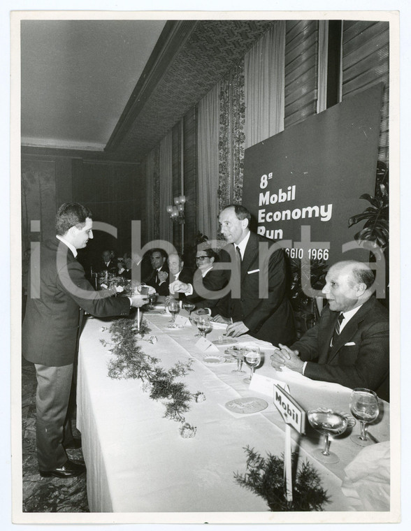 1966 8° MOBIL ECONOMY RUN Cerimonia premiazione Consegna medaglietta *Foto