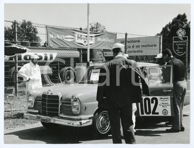 1965 ca 7° MOBIL ECONOMY RUN Giudici di gara controllano MERCEDES BENZ W112 Foto