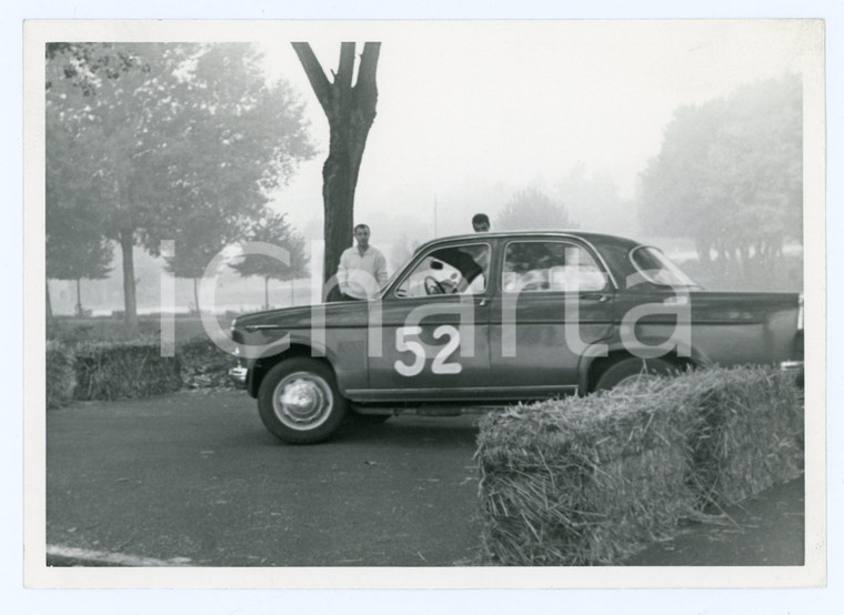 1965 ca RALLY Alfa Romeo Giulietta tra le ballette di paglia JOLLY CLUB *Foto