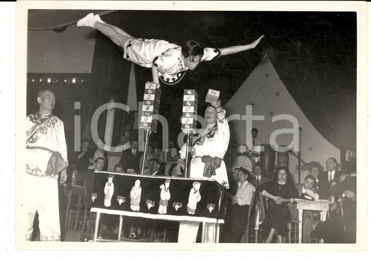 1960 ca FRANCE CIRCUS Un numero di acrobati cinesi *Foto VINTAGE 18x14 cm