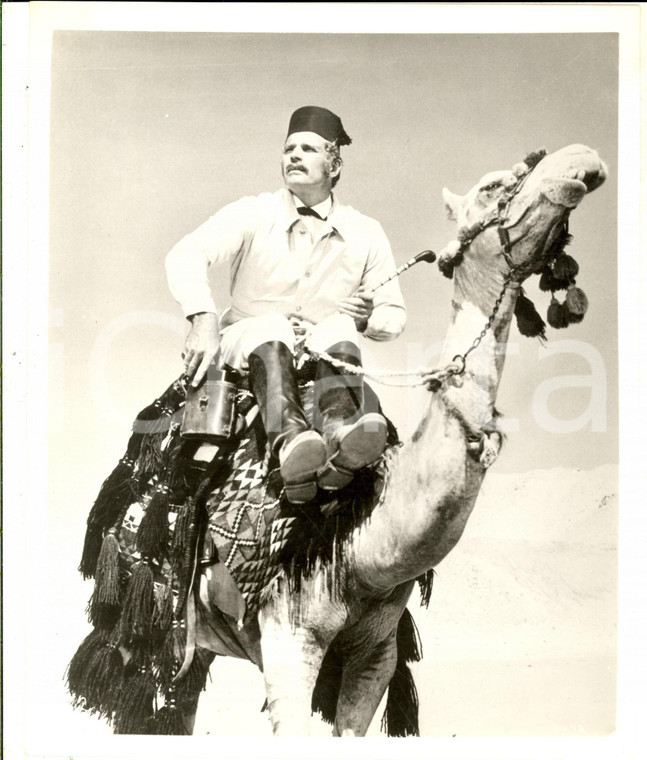 1966 CINEMA Film "Karthoum" Charlton HESTON on a camel in the desert *Photo