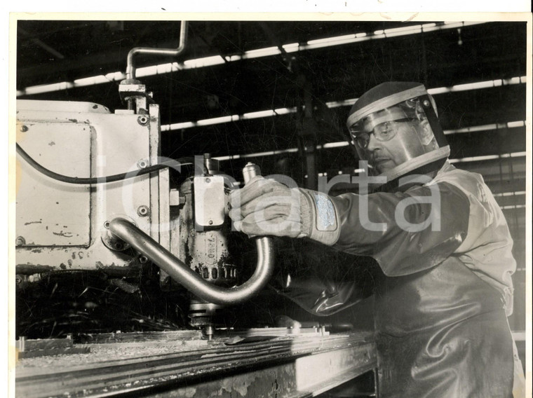 1965 ca INDUSTRIA MILANO (?) Operaio in un'officina meccanica *Foto ARTISTICA