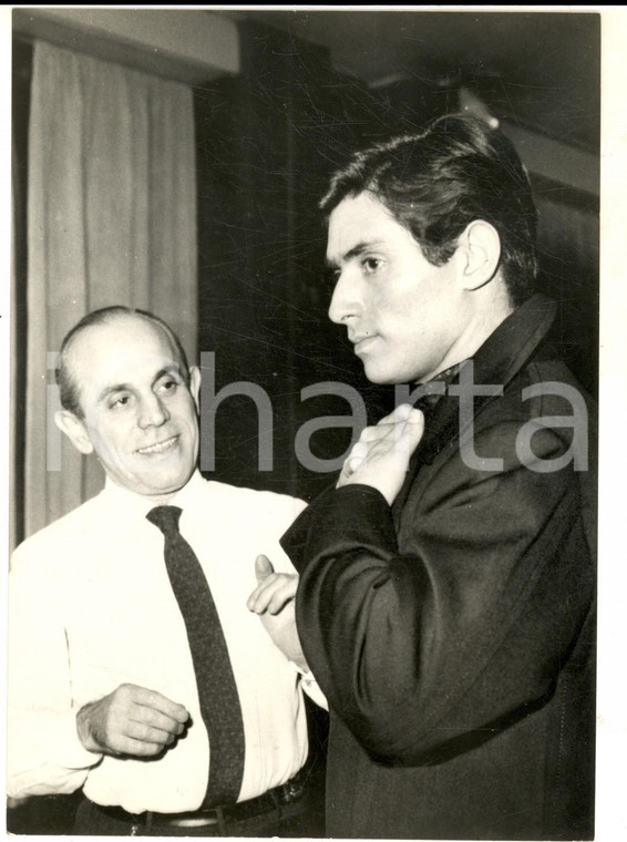 1961 MILANO Attore Samy FREY prova un abito del sarto Ubaldo BARATTA *Foto