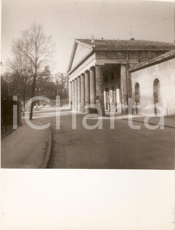 1975 ca AREA PADOVANA Scorcio di una chiesa con colonnato *Foto 18x24 cm