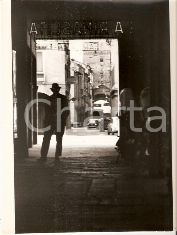 1975 ca PADOVA Uomo misterioso sotto i portici del centro *Foto ARTISTICA 18x24