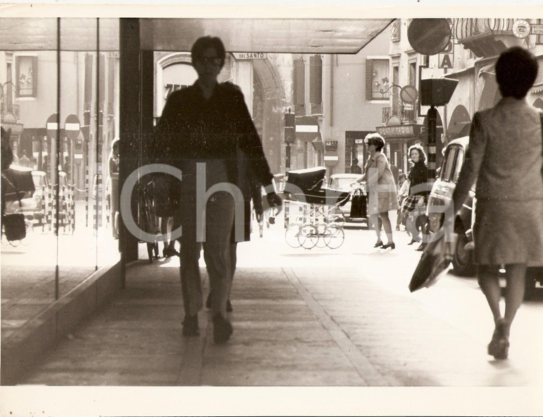 1975 ca PADOVA Shopping nel centro storico *Foto ARTISTICA 24x18 cm