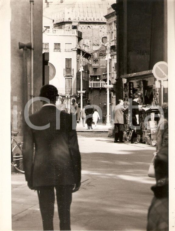 1975 ca PADOVA Edicola in una via del centro storico *Foto 18x24 cm