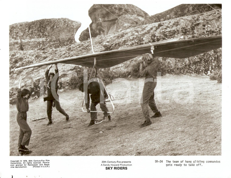 1976 SKY RIDERS Movie by Douglas HICKOX Team of hang gliding commandos *Photo 