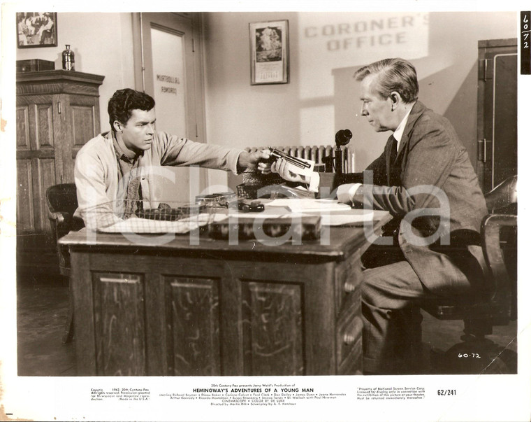 1962 HEMINGWAY'S ADVENTURES OF A YOUNG MAN Richard BEYMER at coroner office Foto