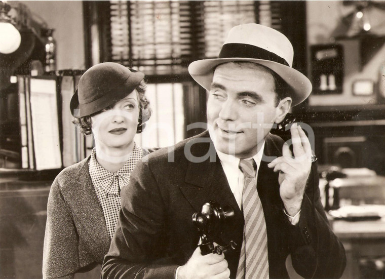 1950 ca USA - CINEMA Girl looks at a man at the phone *Photo 22x16 cm