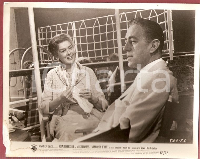 1961 MAJORITY OF ONE Rosalind RUSSELL knitting on a ship with Alec GUINNESS Foto