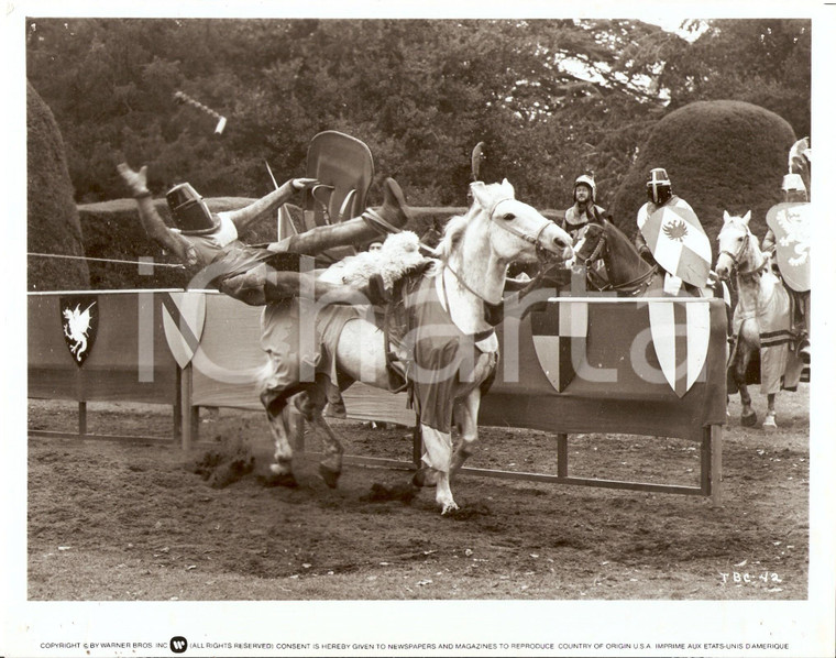 1976 TRIAL BY COMBAT Donald PLEASENCE watching knights jousting *Photo 25x20 cm