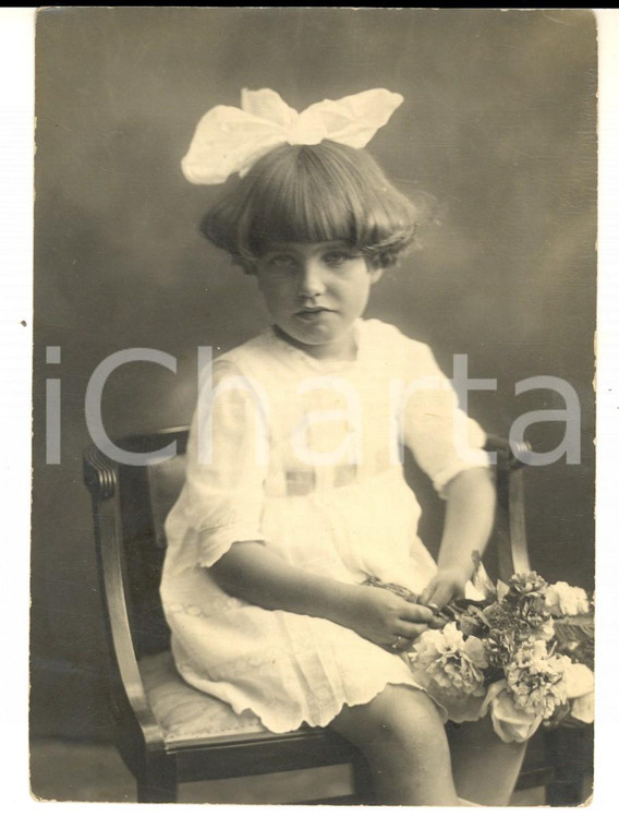 1920 ca MILANO (?) Ritratto di bambina seduta con bouquet *Foto VINTAGE 10x14 cm 