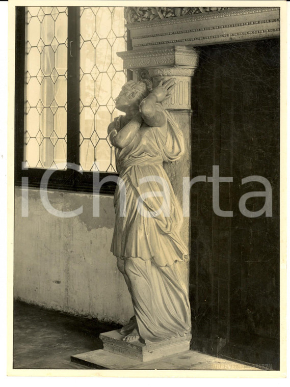 1960 ca VENEZIA Cariatide di antico camino in marmo *Foto ARTISTICA GIACOMELLI 