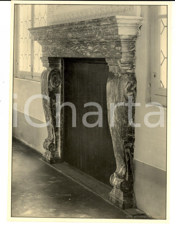 1960 ca VENEZIA Antico camino in marmo restaurato *Foto ARTISTICA GIACOMELLI