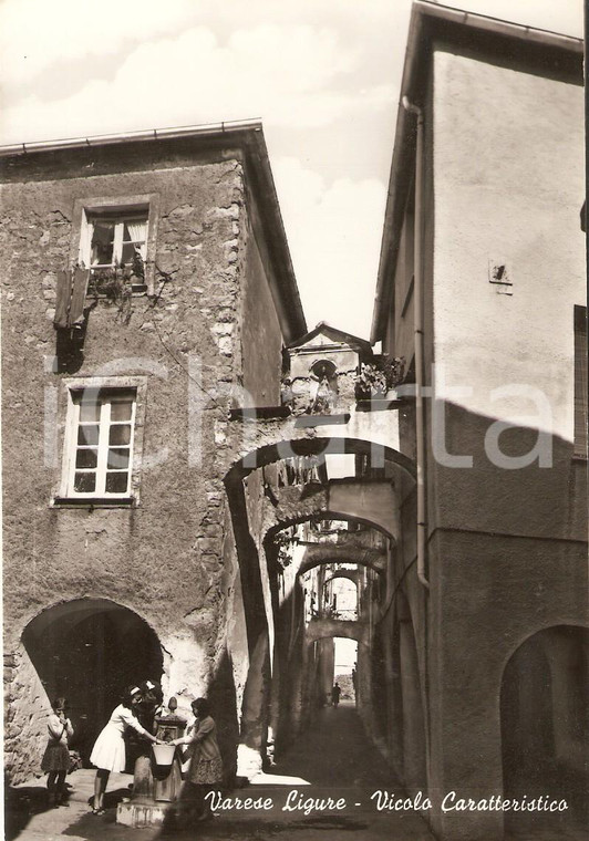 1955 ca VARESE LIGURE Bimbe giocano con fontanella in un vicolo *Cartolina FG NV 