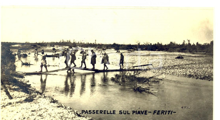 1917 WW1 FRONTE DEL PIAVE Trasporto feriti sulle passerelle *Foto seriale 14x7
