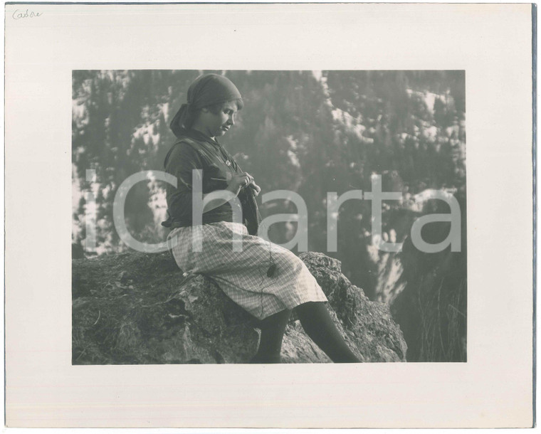 1940 ca DOLOMITI - CADORE Pastorella ricama al pascolo - Foto 30x24