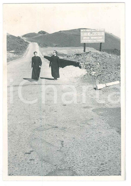 1950 ca ITALIA Coppia di sacerdoti presso un cantiere - Foto ARTISTICA 7x10 cm