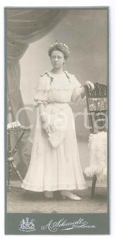 1900 ca PFORZHEIM (D) Young woman in white dress and feather fan *Photo SCHMIDT