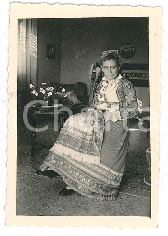 1950 ca FOLKLORE SARDEGNA Donna in costume tradizionale in casa - Foto 6x9 cm