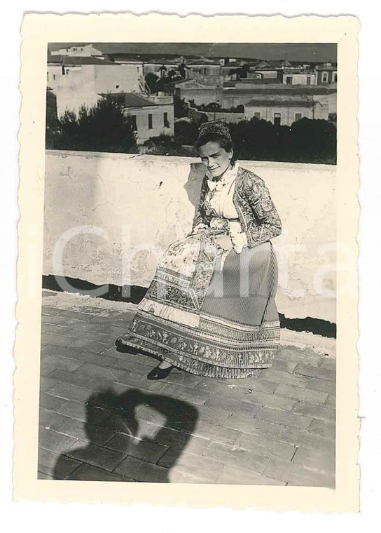 1950 ca FOLKLORE SARDEGNA Donna in costume tradizionale (2) Foto 6x9 cm