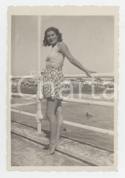 1955 ca ITALIA Donna in posa sul pontile - Foto ANONIMA 6x9 cm