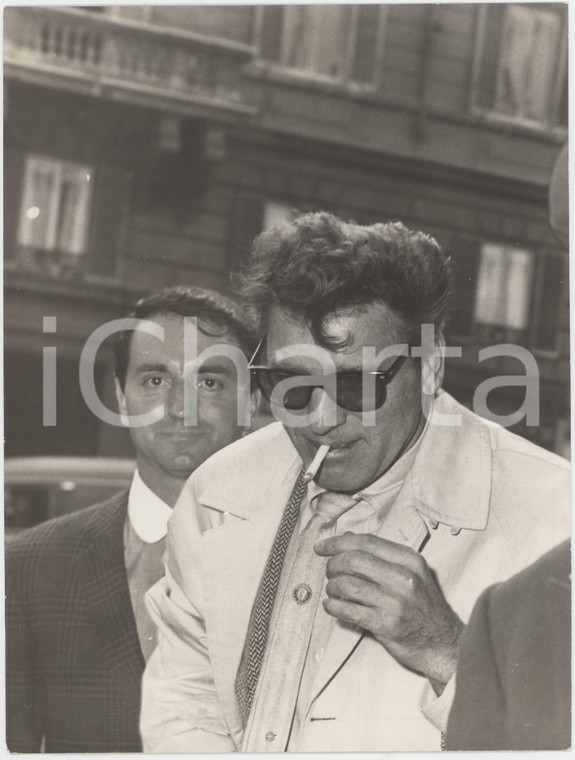 1965 ca ROMA - CINEMA Richard BURTON fuma una sigaretta - Foto 18x24 cm