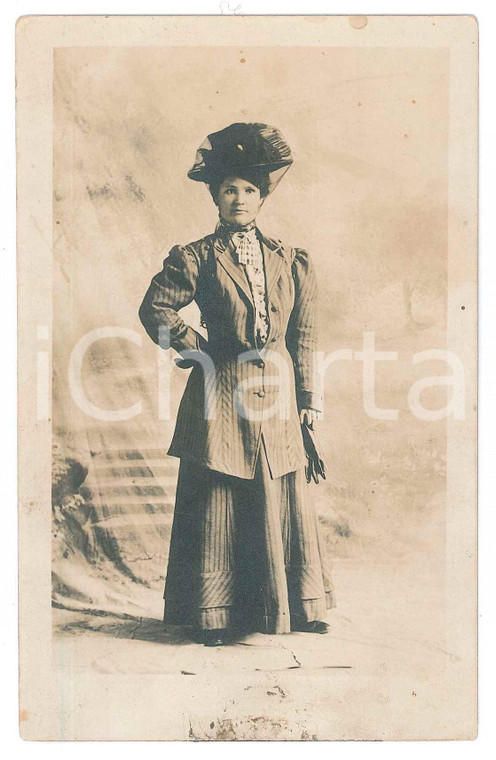 1915 ca MODA ITALIA Ritratto di donna in abito a righe - Fotografia anonima 9x14