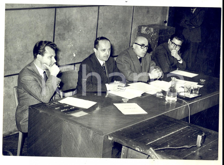 1957 ROMA Cesare ZAVATTINI e Giuseppe BRUSASCA alla conferenza del Cinema