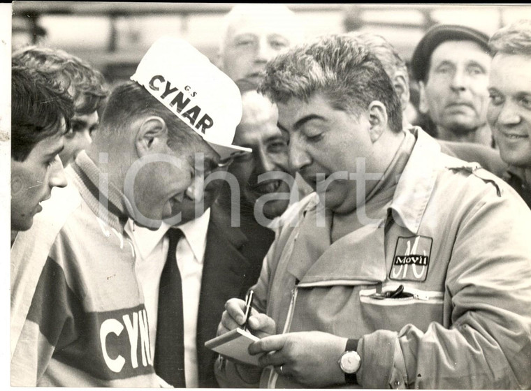 1964 CICLISMO GIRO D'ITALIA Gino BRAMIERI per MOVIL premia la maglia rosa *Foto