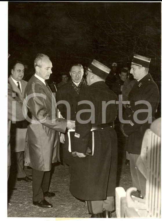 1962 PARIS Prefet Maurice PAPON inspecte la police pour manifestation syndicale
