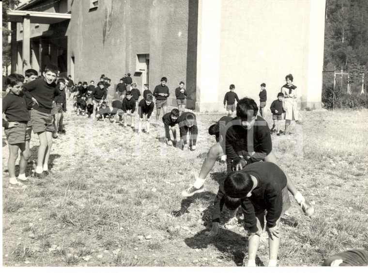 1960 ca BARDONECCHIA Colonia MEDAIL Bambini giocano alla cavallina *Foto