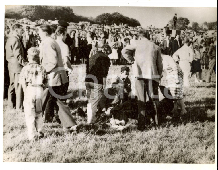 1960 LYDDEN (UK) One killed and ten injured by a car at a jalopy race *Photo