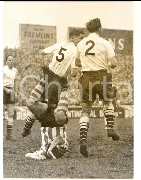 1959 LONDON FOOTBALL Incident Tommy YOUNGER in the match FULHAM-SHEFFIELD *Photo