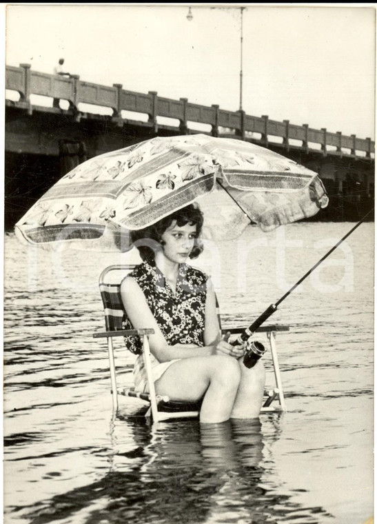 1959 NEW YORK Una giovane pescatrice combatte la canicola *Fotografia 13x18 cm
