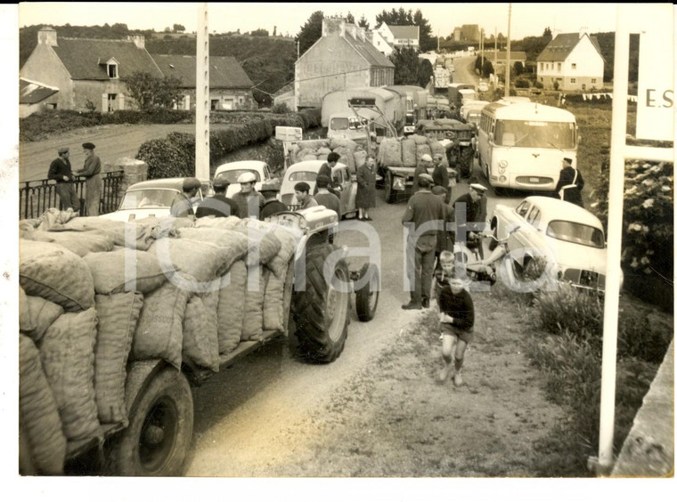 1963 TRIEUX Guerre des pommes de terre - Tracteurs barrent pont routier *Photo