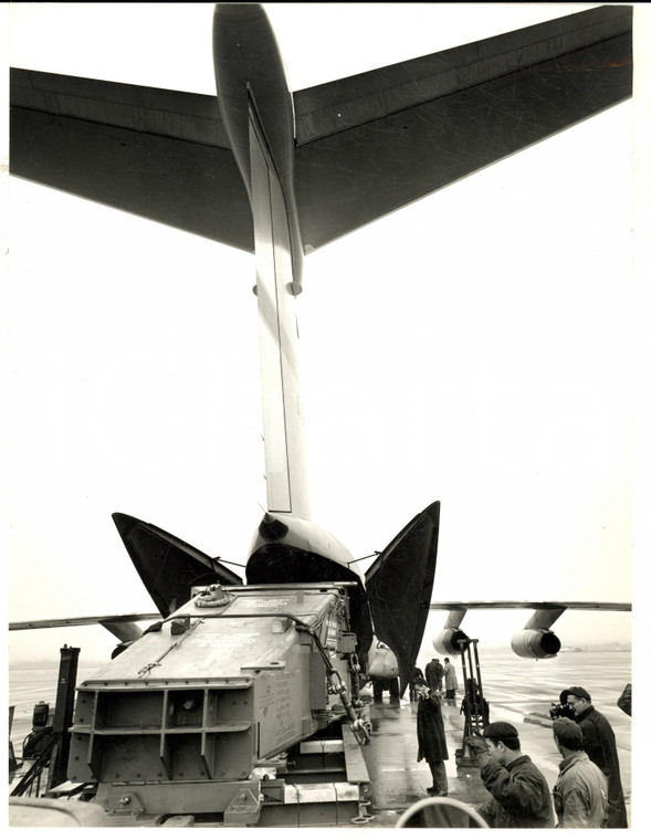 1968 MILANO Trasporto aereo di elementi per reattori nucleari *Foto 18x24 cm