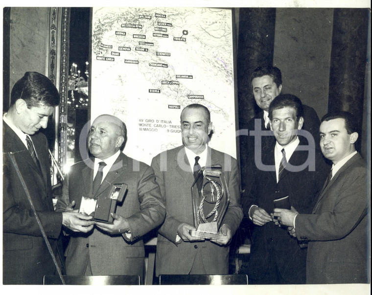 1966 MILANO CICLISMO Premiazione Vittorio ADORNI e Felice GIMONDI *DANNEGGIATA