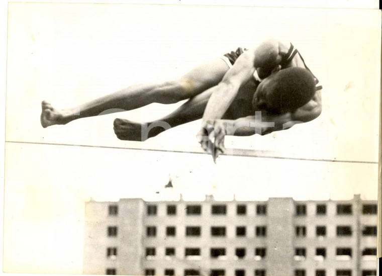 1956 COLOMBES ATHLETISME Lo OUSMANE champion saut en hauteur *Photo 16x12 cm