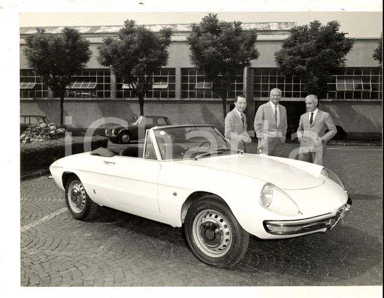 1966 ALFA ROMEO Giuseppe LURAGHI consegna spider DUETTO a Guidobaldo TRIONFI 