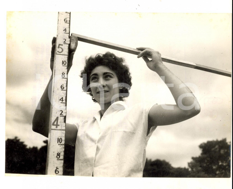 1956 LONDON High jumper Maureen HUDSON during training *Photo 20x15 cm